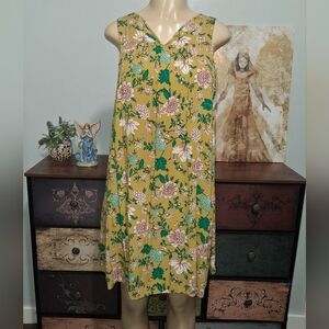 BEAUTIFUL TOP W/ CUT OUT ON BACK SZ L